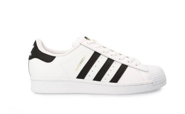 「女生」最爱经典简约球鞋?从Ins女生的时髦穿搭发现这些百搭款!
