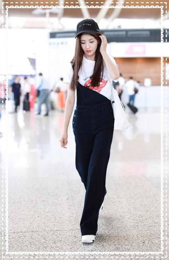 佟丽娅厉害了！背带裤只系一边竟然也不掉，网友：88斤体重假的吧