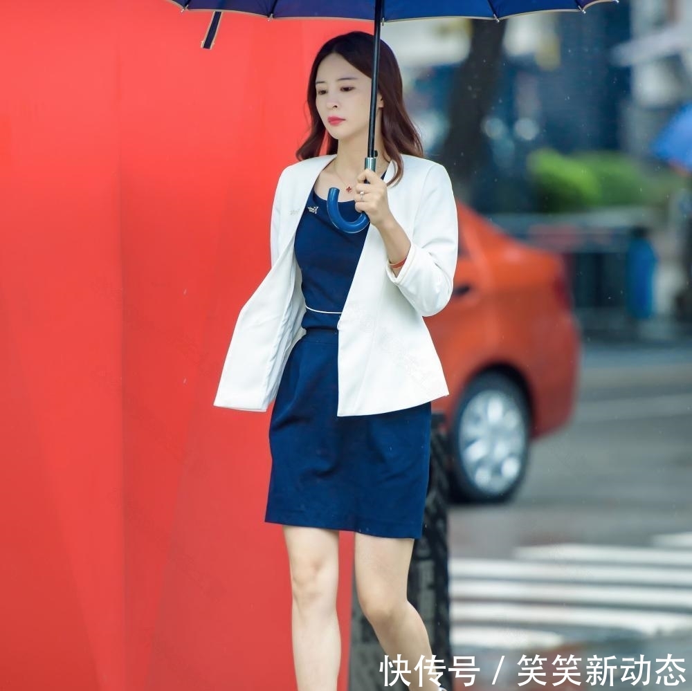  『蓝色』雨中漫步的美女秘书一身蓝色短裙, 女性魅力十足