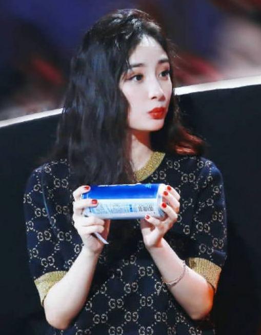 杨幂晒全脸自拍，疑似回应“脸崩”传闻？网友：自拍幂上线了