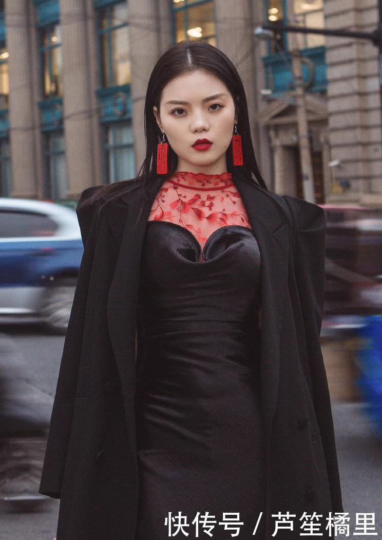 『能体现出女』时髦女生在穿搭上别出心裁,把潮流元素加在传统服装上,很吸睛