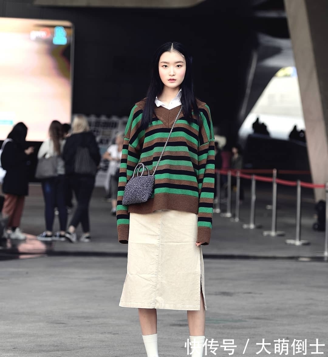  #美女身穿#时尚路人街拍，街头都是穿着时髦的小姐姐