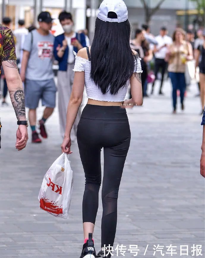 街拍白色裹胸小女人身材玲珑有致，全身上下都是迷人女人味