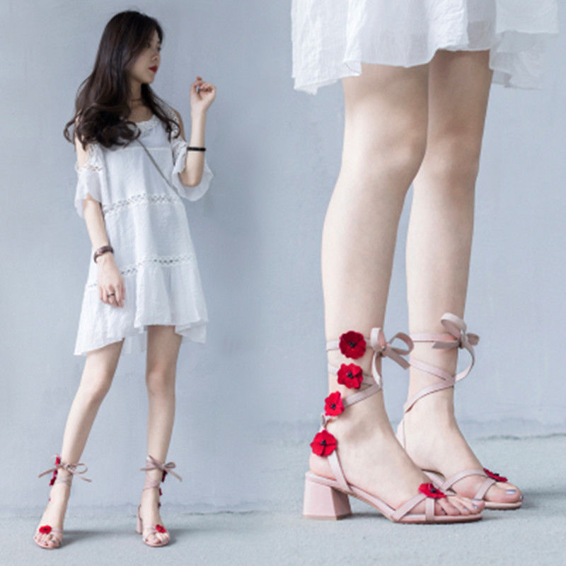 讲真的!像这样时髦的高跟鞋,我还是头一次见,穿上美到怀疑人生