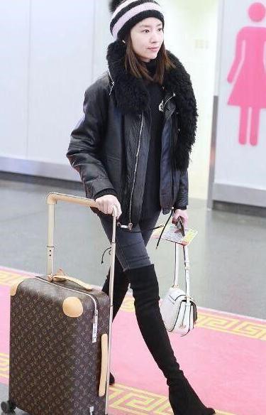 37岁董洁真会穿! 牛仔裤套在过膝长靴里, 不但显腿长还特显嫩