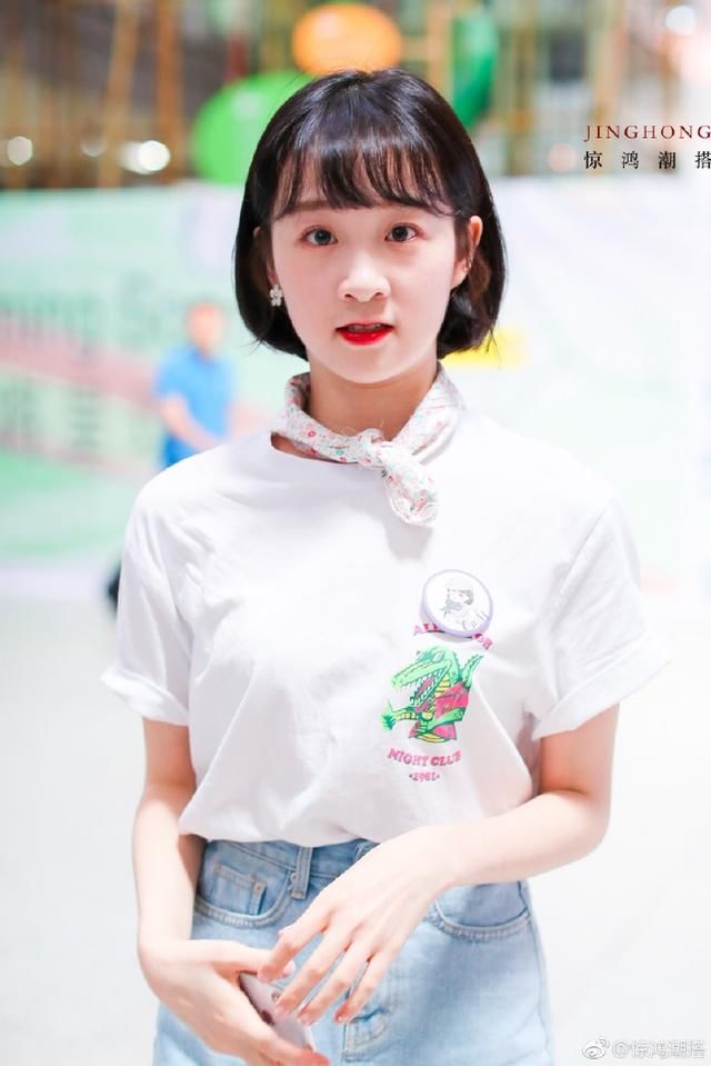 李子璇真会装嫩，23岁还穿小学生的衣服，却被裙子勒出了小肚子