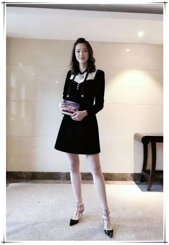 惠若琪厉害了!奶奶级的阔腿裤真时髦，网友:刘雯都不敢这样穿