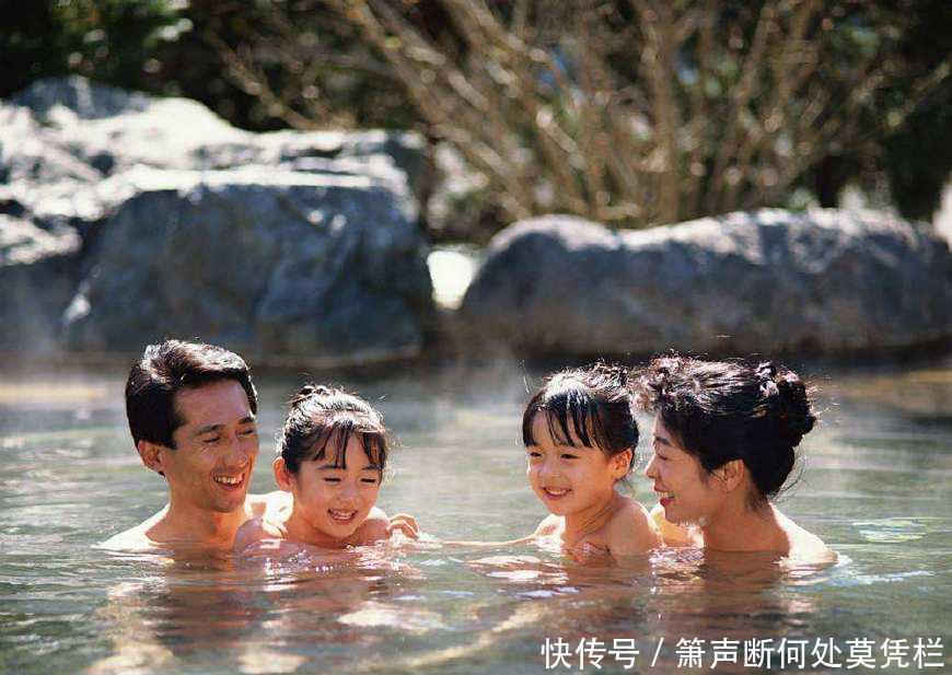 中国游客在日本泡温泉，被日本人吐槽太保守，网友：你去也一样