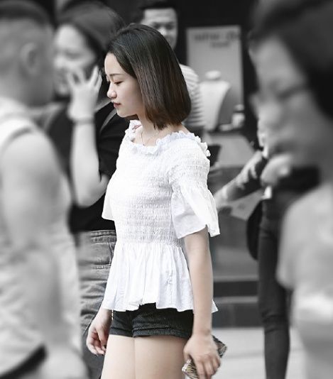 街拍:小姐姐在圆润的肩膀上绣满了字，黑色吊带吸人眼球