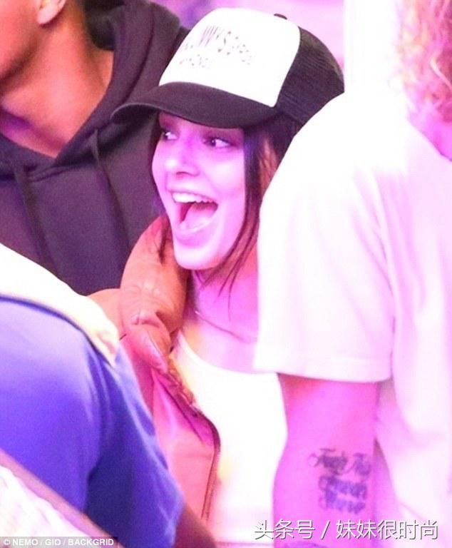 肯达尔詹娜戴棒球帽穿休闲装亮相，不惧分手传闻，笑得非常灿烂！