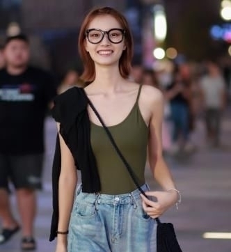「 纽扣」有5颗扣子！，她的腰有多细？我穿紧身的裤子她改小2次才穿得了
