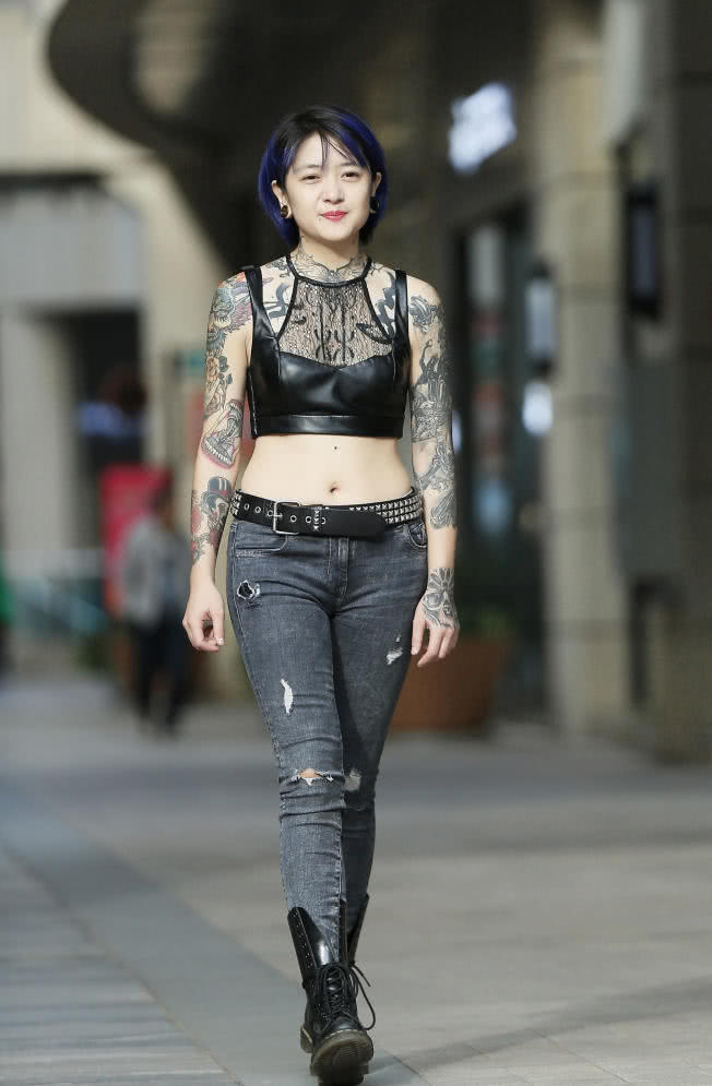 清纯甜美的小姐姐，纹身很霸道，小巧精致的抹胸才是吸睛的重点