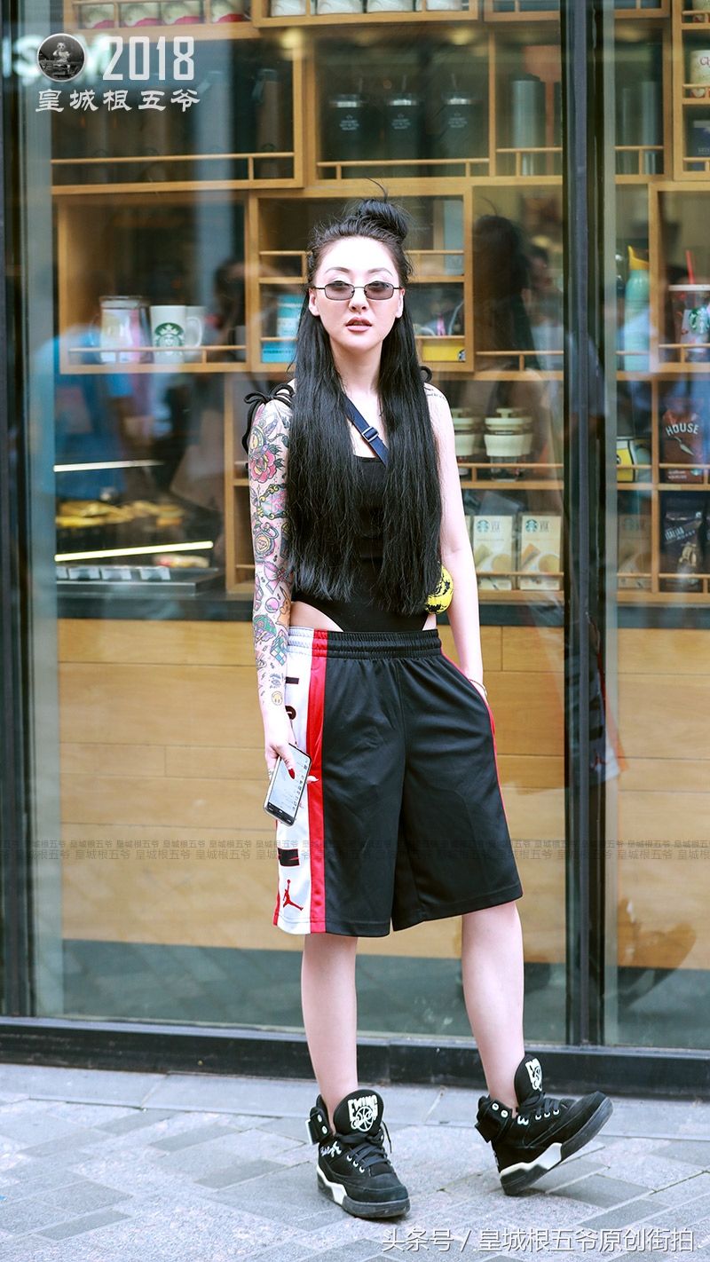 街拍:燥热的三伏天也挡不住女人一颗爱美追求时尚的心