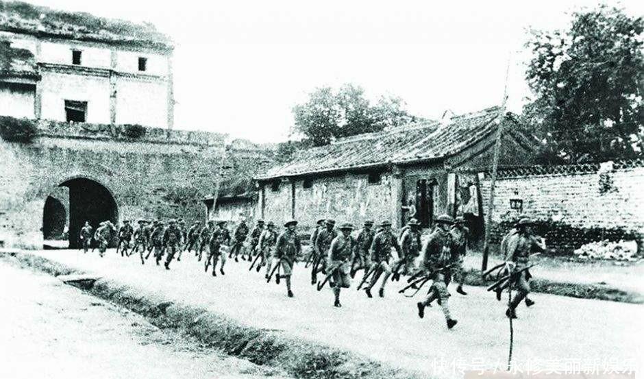 七七事变后,张自忠含泪对副军长说:你成了民族