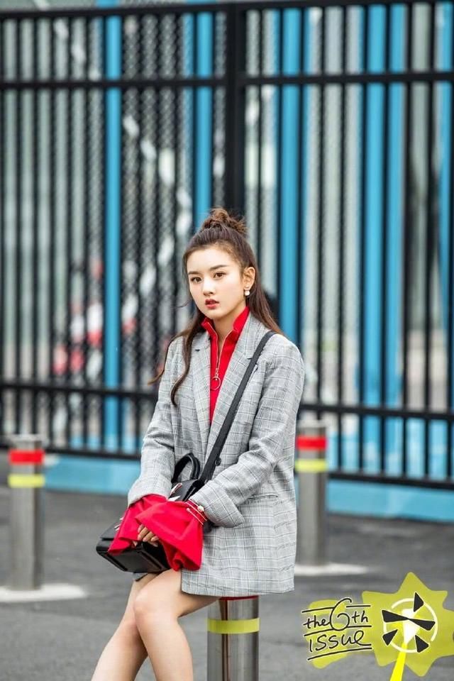 165宋祖儿和166周洁琼同穿西装，网友:大长腿和小短腿的差距!