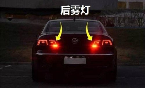 跑高速突遇大暴雨，打双闪还是开雾灯？弄错了既违章又危险