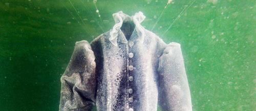  [礼服]将一件黑色礼服浸泡在死海中，2年后再捞出来，结果惊艳众人！