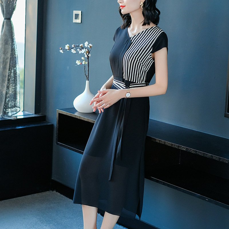 我天，等了半个月的裙子终于上架!买了4件，果然上身又嫩又仙