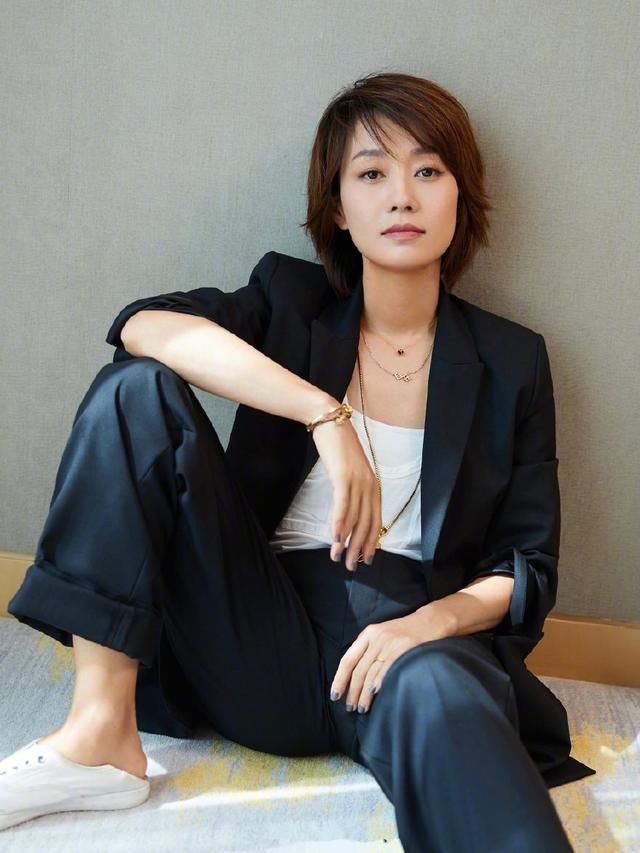 马伊琍放飞自我，机场穿半身裙配拖鞋？这才叫接地气！