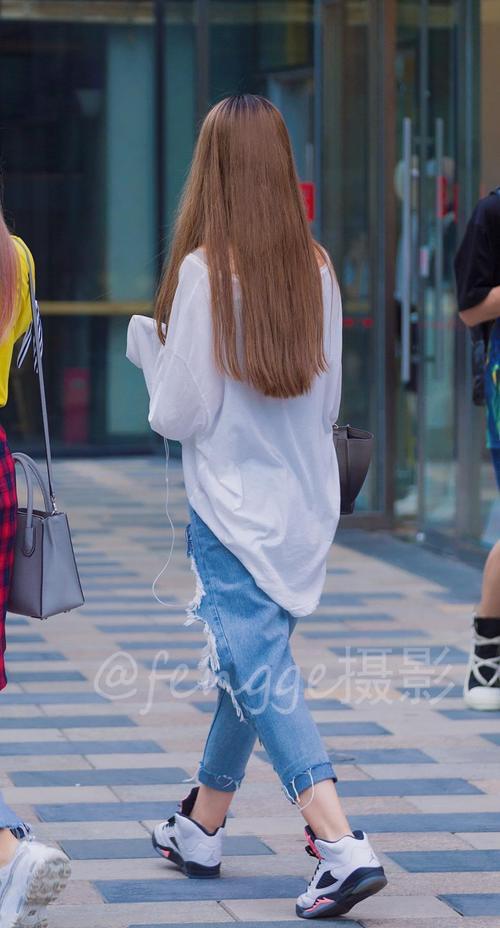 街拍背影不一定多么性感，但一定要有意思，你觉得呢？