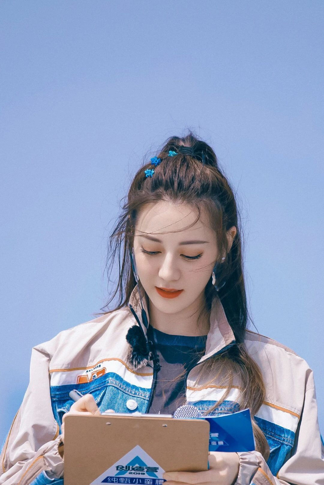 『打造』金色发夹的可爱时尚搭配 用小夹子打造俏皮发型