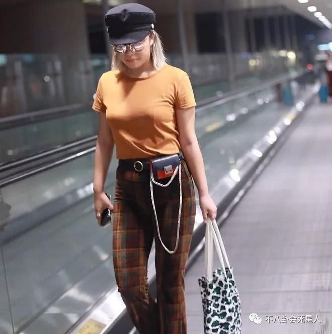 女星早秋机场秀，蒋欣依旧雄壮，张馨予幸福肥，吴昕身材比例太虐