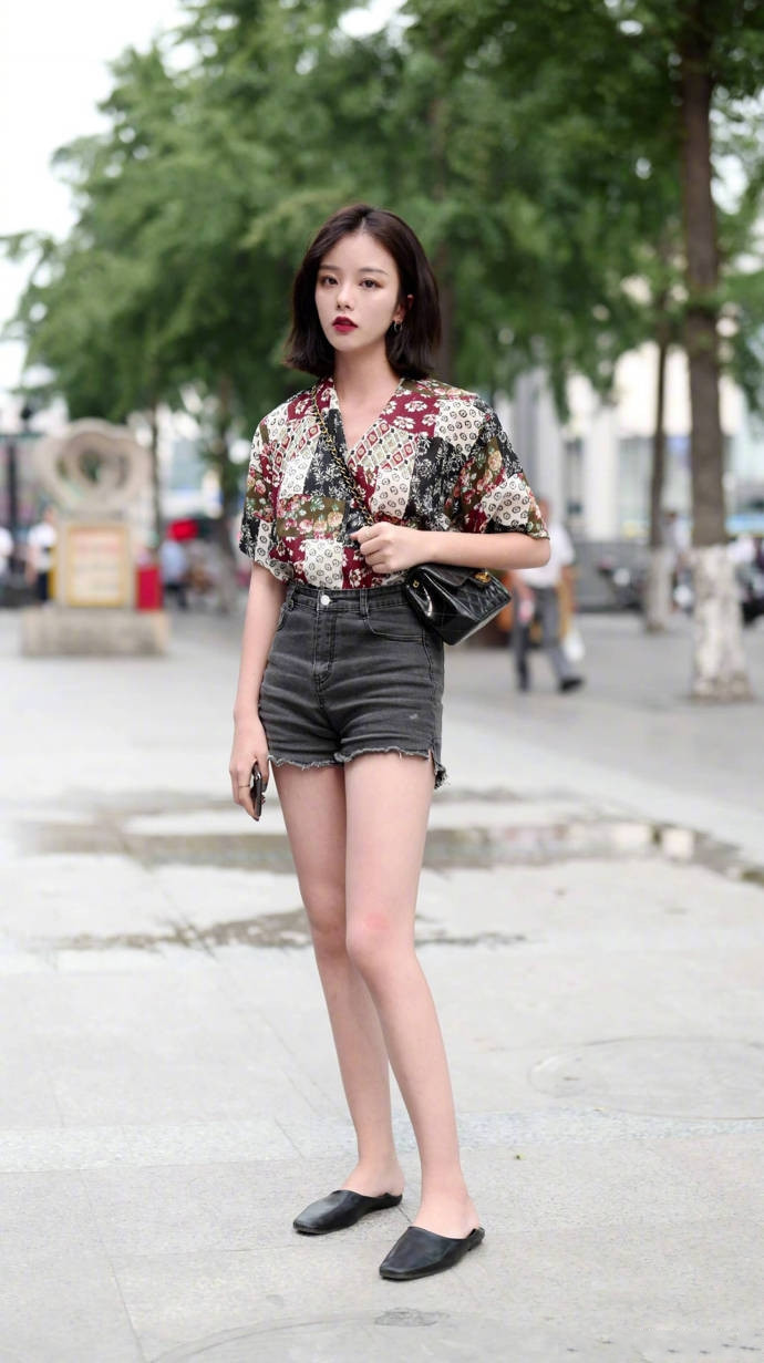 街拍时尚路人，曲线动人顾盼生辉，精致与酷炫你喜欢哪个？