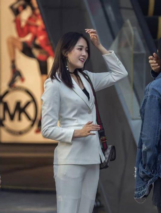 [ 美女]一条黑色的一字肩连衣裙，时尚魅力女神，街拍：雪肤花貌的美女