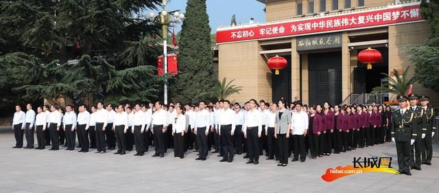 高清大图！参观者在西柏坡纪念馆观看阅兵式