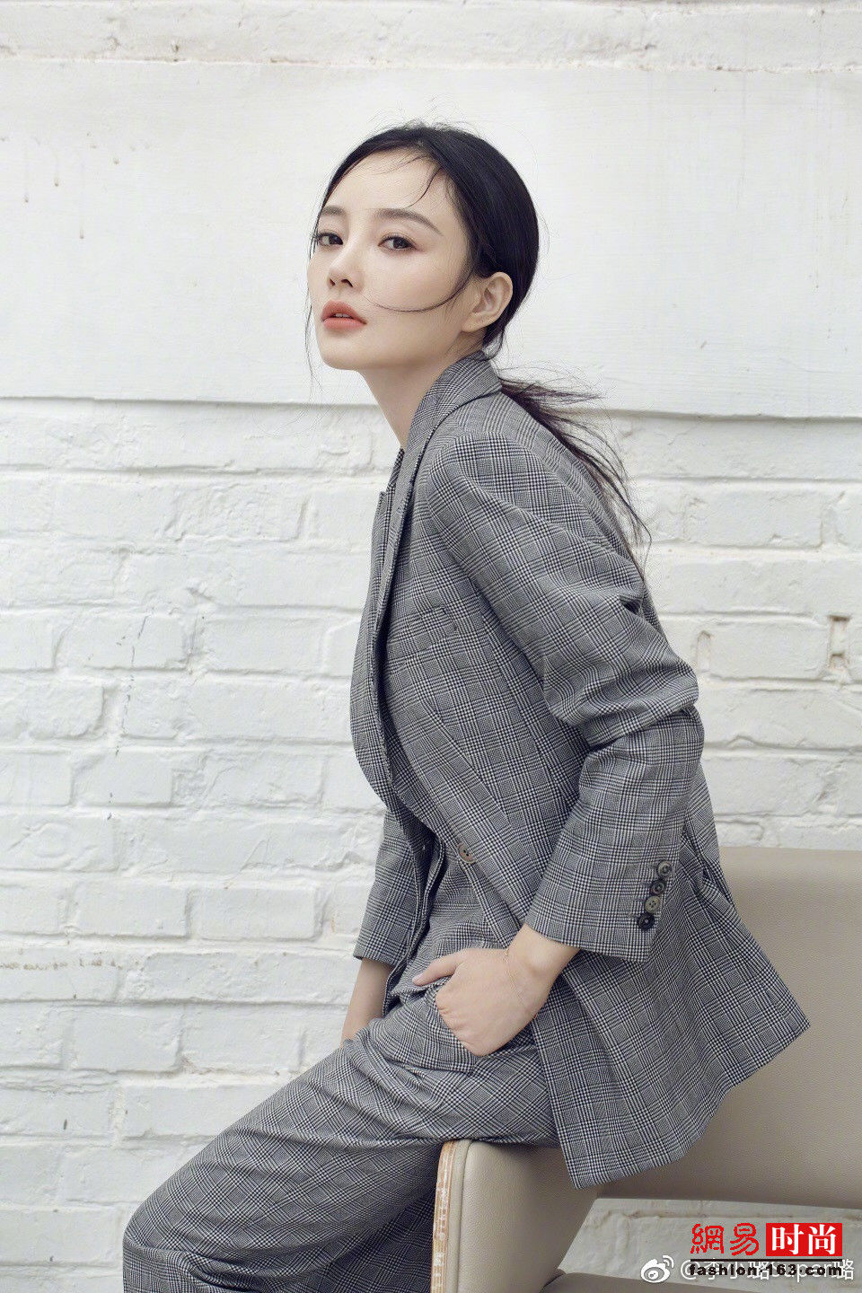 37岁李小璐穿黑色吊带配短裤秀小蛮腰大长腿