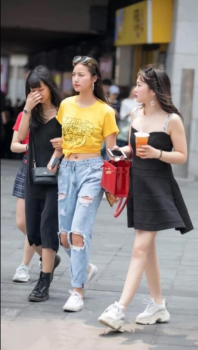 街头尤物如云，小姐姐包臀裙青春妩媚，图6让我难以入睡