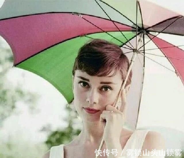 『赫本』诗丽吉撑“小洋伞”漫步,风情卓越比肩赫本,宛如油画美人在世!