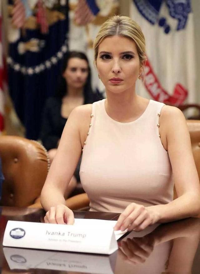 37岁伊万卡：穿紧身旗袍凸显身材，最后一张据说是她丈夫泄露的