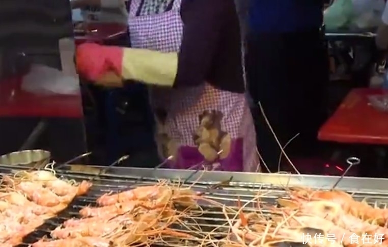 【大妈】大妈夜市摆摊卖盐烤大虾,一份售价80块钱,食客络绎不绝