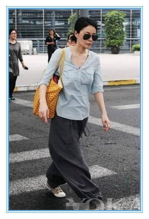 王菲不愧是天后级女神！竟把关晓彤和郑爽的买菜包背出了高级感