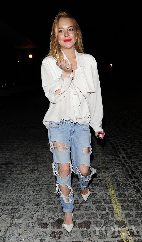 纯色上衣配牛仔裤 是夏天最不易出错的穿搭