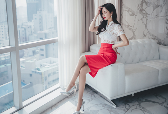 女神孙允珠，葡红浓香干邑雪白花绣及膝裙