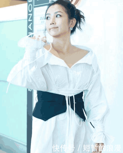 何洁现机场, 破烂裙子惹争议, 网友: 分分钟想扯掉下面那根绳!