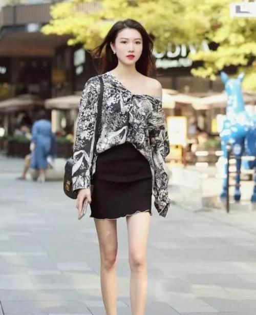  『气质』养眼女神街拍：气质优雅的美女，一件黑色的连衣裙，时尚魅力气质