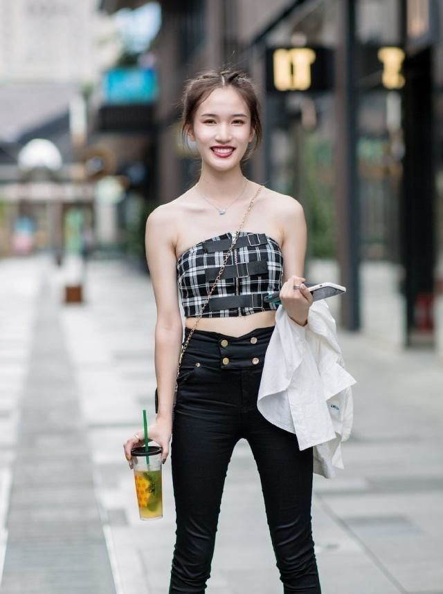  [两姐妹]街拍:小姐姐戴一顶白色的帽子,手捧鲜花,真是人比花娇