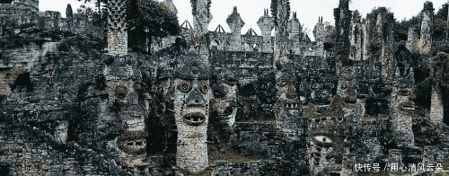 年迈的老人隐居荒山21年,借了几百万,造了一个魔幻城堡!