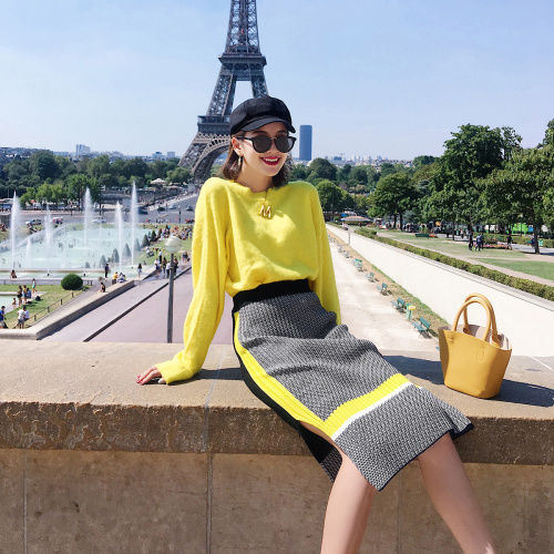 快丢掉老土的连衣裙吧，今年流行穿这样的小香风套装让你洋气到爆