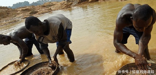 非洲人想不通 他们的钻石个大又便宜, 为啥中国游客不愿意买