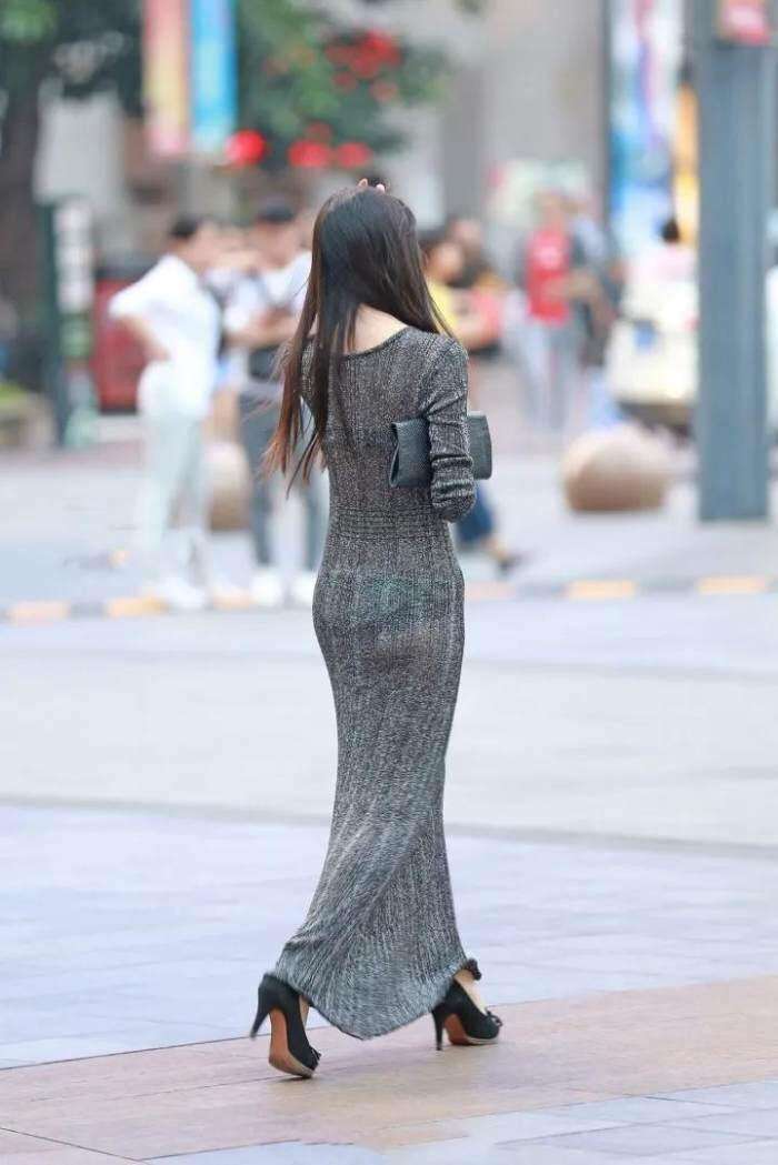 街拍: 薄款紧身长裙, 若隐若现吸引男人目光