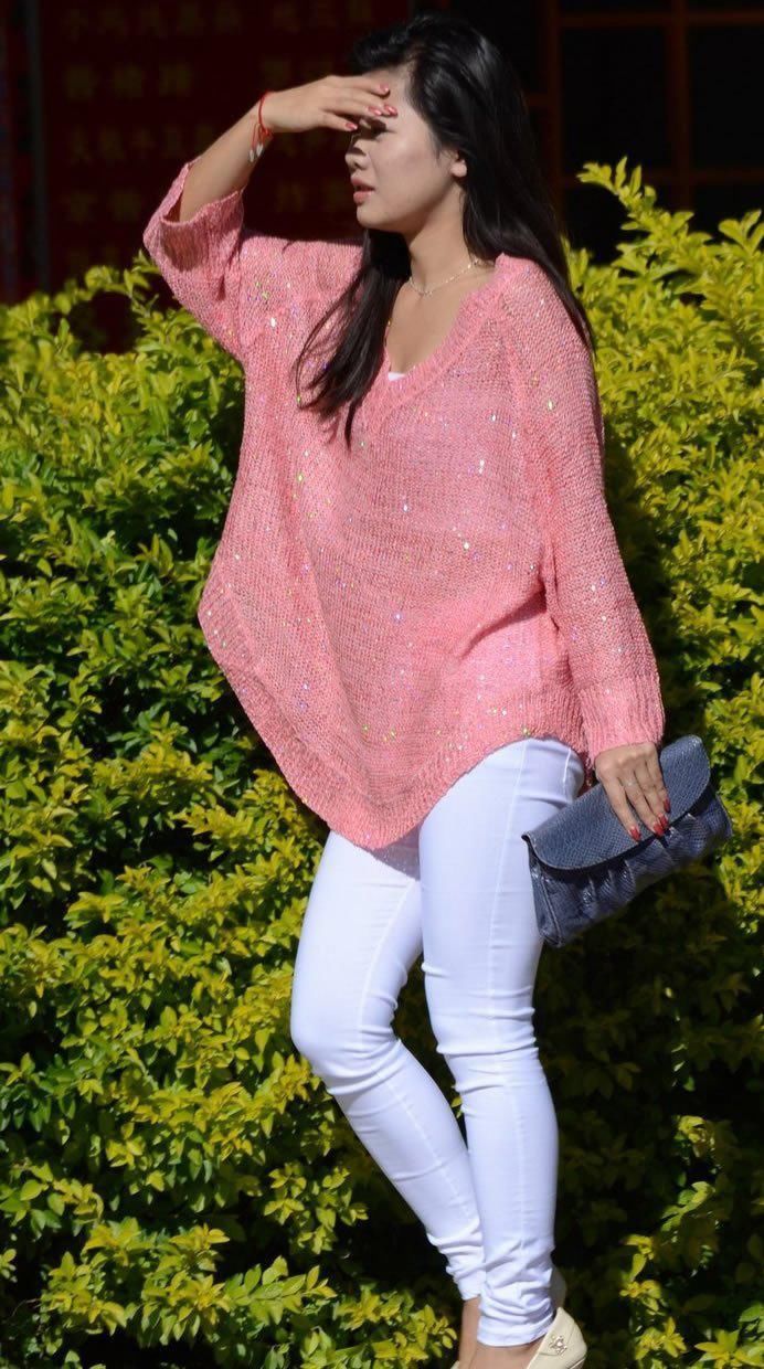 公园里街拍:白色紧身裤美女展现出线条的优美，清新脱俗很吸引人