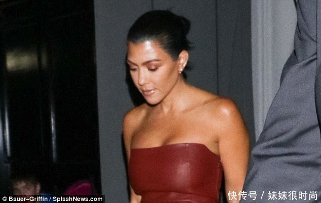 卡戴珊偶遇继父凯瑟琳和她小女友，彼此无视，卡戴珊和詹娜不和！