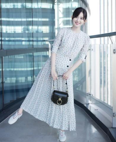 古力娜扎这裙子平平无奇,加上14颗“黑棋”却时尚爆表!给跪了!