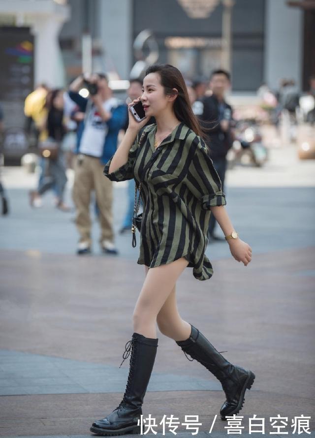 热裤:小姐姐牛仔热裤配上高跟凉鞋,秀出好身材,很有女人味