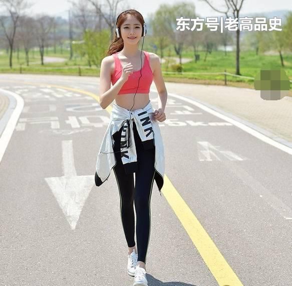 「 底裤」穿出女神范，增添个性时尚感！，优雅温和的打底裤美女