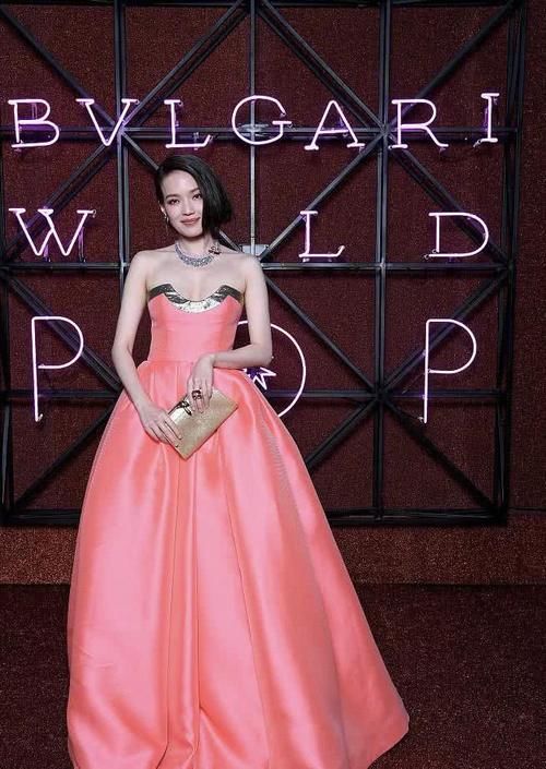 舒淇新照片，利落短发，粉色长裙，凹凸有致，性感十足！